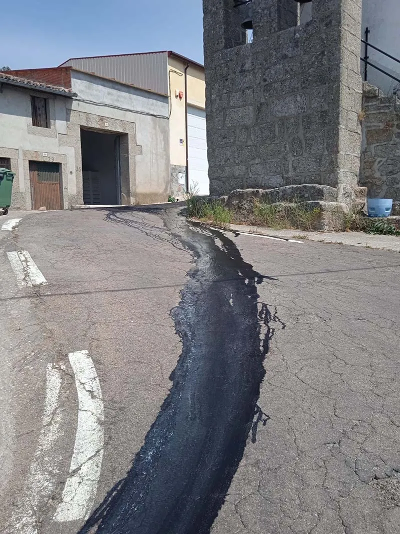 Foto 4 - Puebla de San Medel vive entre &ldquo;r&iacute;os&rdquo; de alquitr&aacute;n