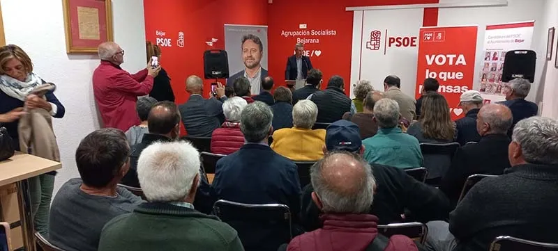 Foto 5 - El Ministro de Sanidad visita B&eacute;jar