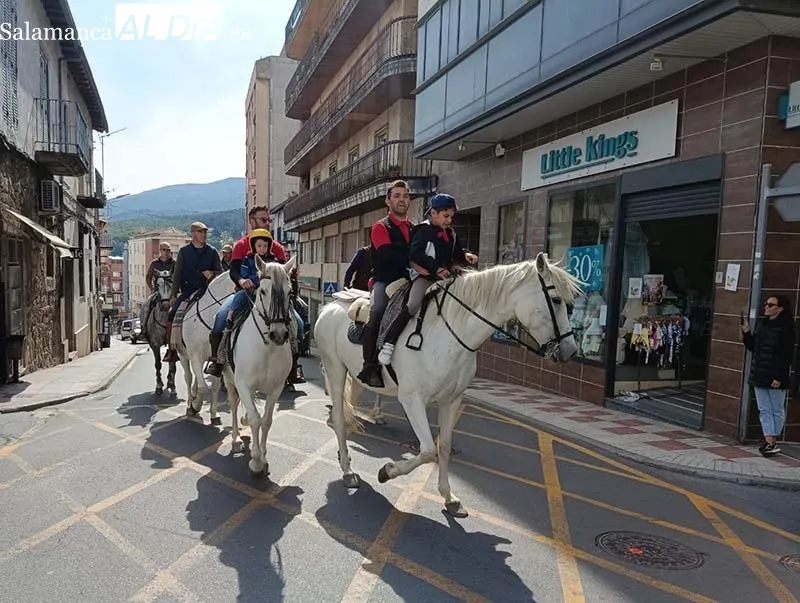 Foto 6 - Los caballistas recorren B&eacute;jar siendo el foco de todas las miradas