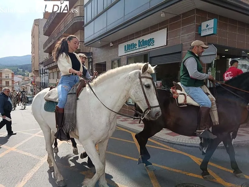 Foto 2 - Los caballistas recorren B&eacute;jar siendo el foco de todas las miradas