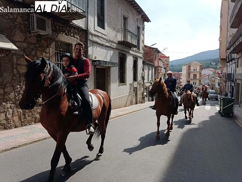Foto 5 - Los caballistas recorren B&eacute;jar siendo el foco de todas las miradas