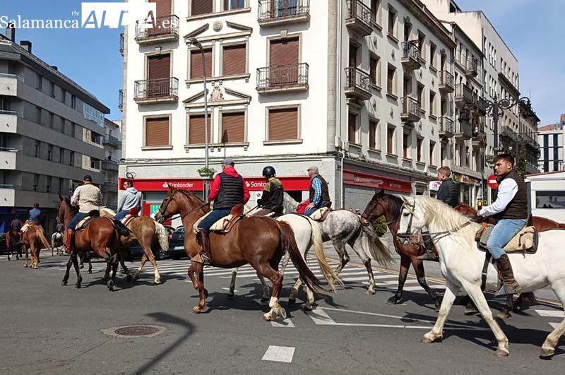 Los caballistas recorren Béjar siendo el foco de todas las miradas