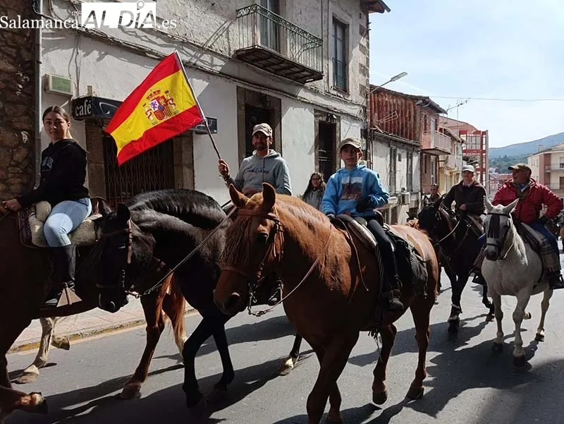 Foto 7 - Los caballistas recorren B&eacute;jar siendo el foco de todas las miradas