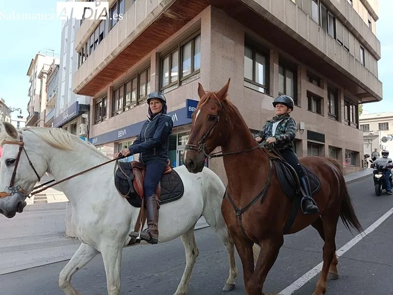 Foto 3 - Los caballistas recorren B&eacute;jar siendo el foco de todas las miradas