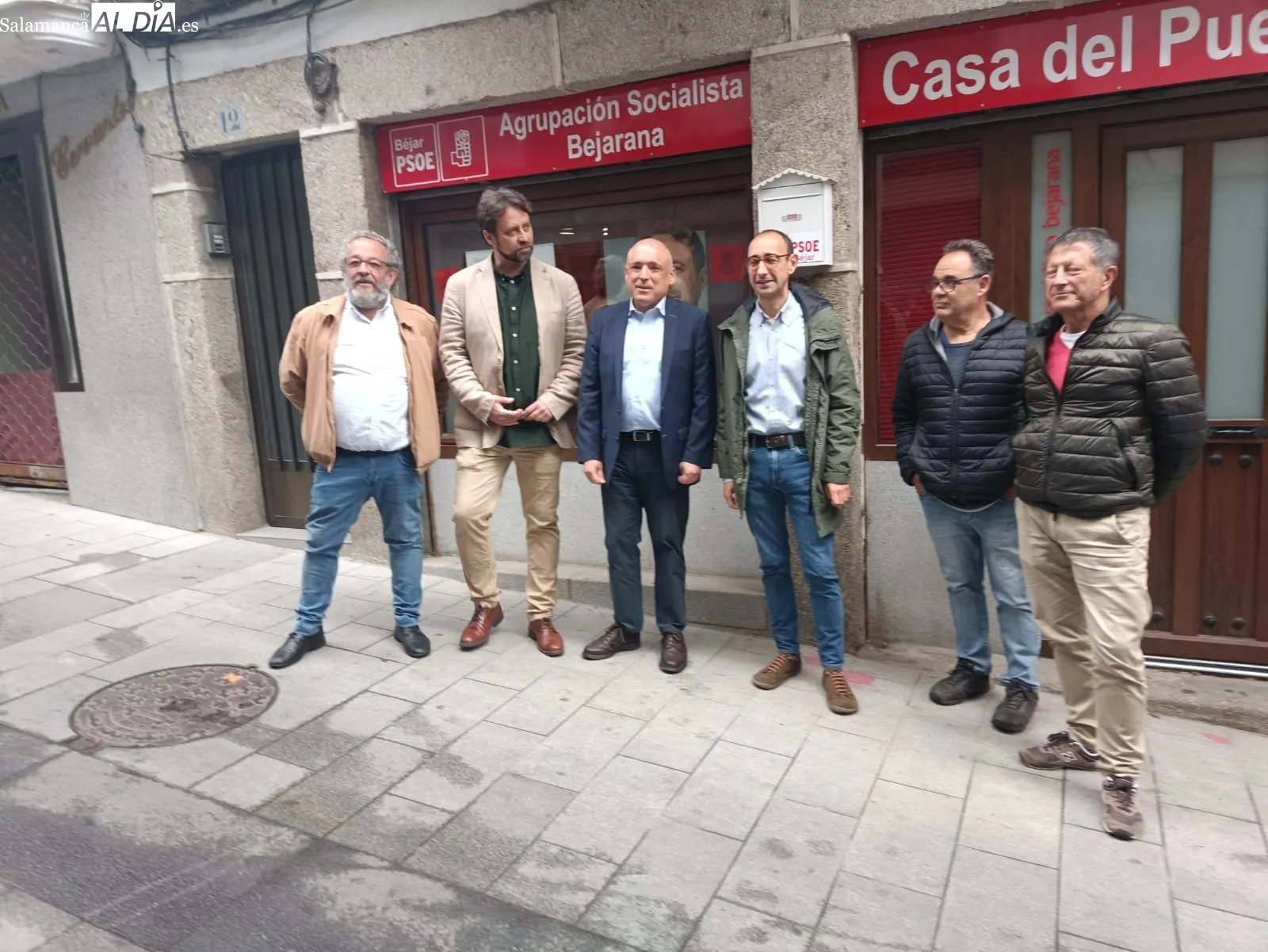Foto 3 - Rafael Simancas para en B&eacute;jar en su ruta por la provincia