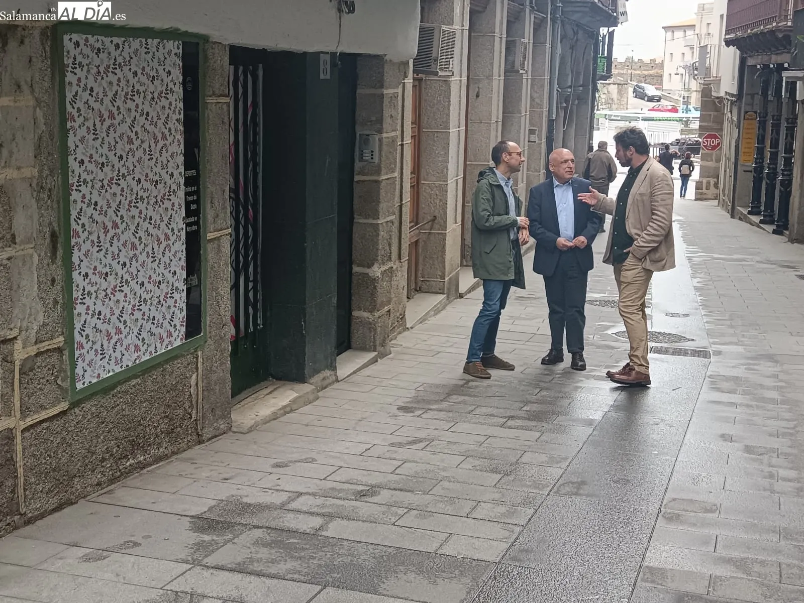 Foto 4 - Rafael Simancas para en B&eacute;jar en su ruta por la provincia