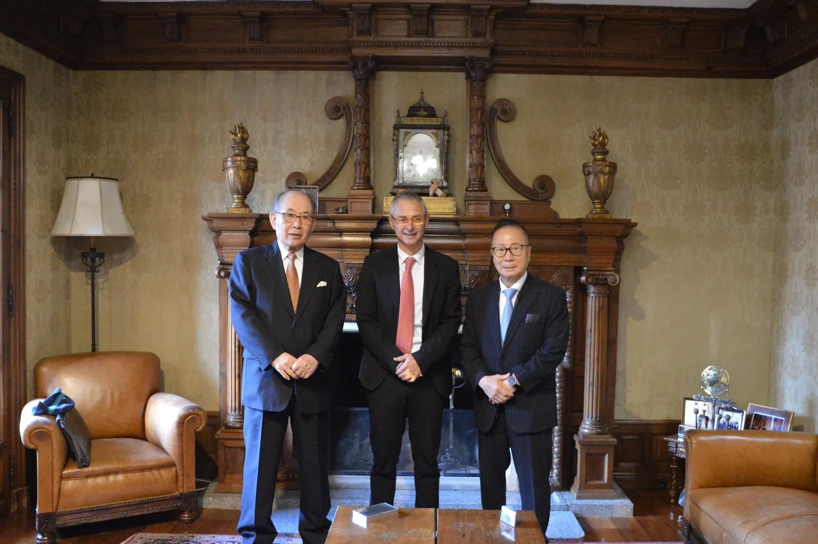 La Universidad entrega su medalla a la Asociación Universidad de Salamanca en Japón. Foto USAL