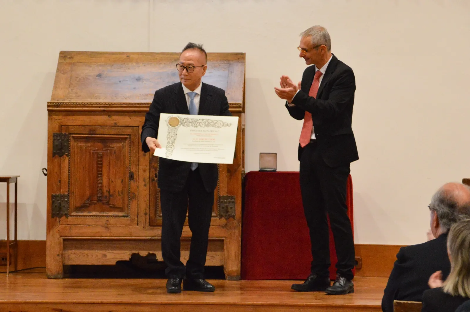 La Universidad entrega su medalla a la Asociación Universidad de Salamanca en Japón. Foto USAL