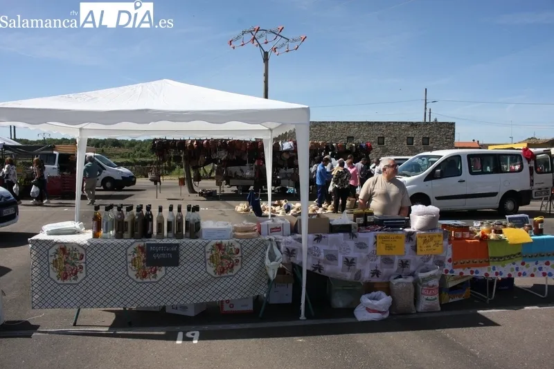 El mercadillo de Trabanca registraba una extraordinaria afluencia de público este primer domingo de mayo 