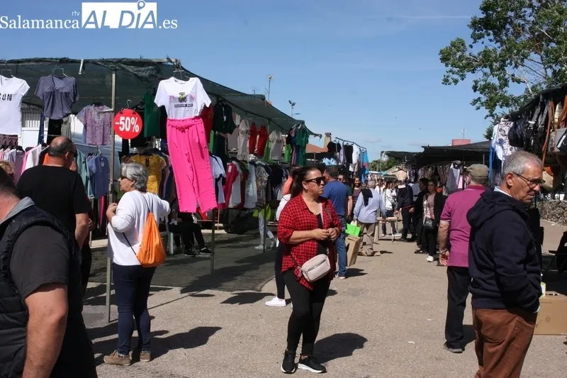 El mercadillo de Trabanca registraba una extraordinaria afluencia de público este primer domingo de mayo 