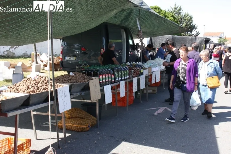 El mercadillo de Trabanca registraba una extraordinaria afluencia de público este primer domingo de mayo 