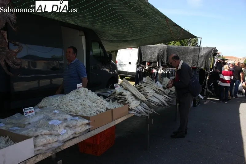 El mercadillo de Trabanca registraba una extraordinaria afluencia de público este primer domingo de mayo 