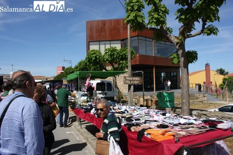 El mercadillo de Trabanca registraba una extraordinaria afluencia de público este primer domingo de mayo 