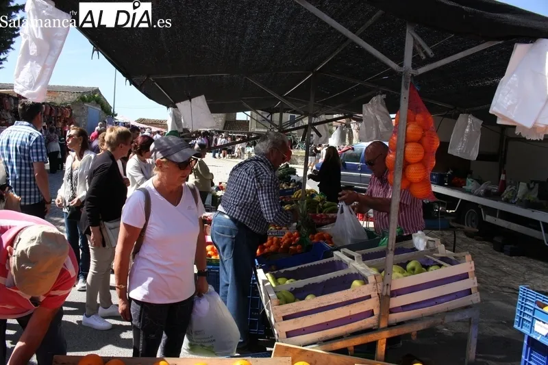 El mercadillo de Trabanca registraba una extraordinaria afluencia de público este primer domingo de mayo 