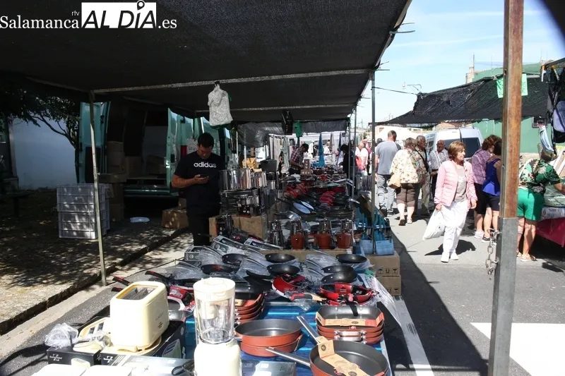 El mercadillo de Trabanca registraba una extraordinaria afluencia de público este primer domingo de mayo 