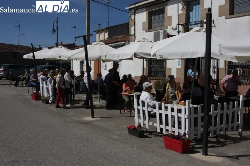 El mercadillo de Trabanca registraba una extraordinaria afluencia de público este primer domingo de mayo 