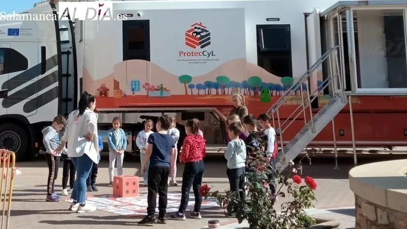 Foto 2 - Los escolares de Lumbrales descubren la autoprotecci&oacute;n jugando e interactuando