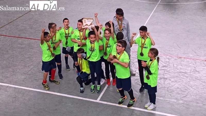 Foto 4 - El equipo benjam&iacute;n del colegio Liminares se proclama Campe&oacute;n del 'Torneo Primavera Diputaci&oacute;n de Salamancal'