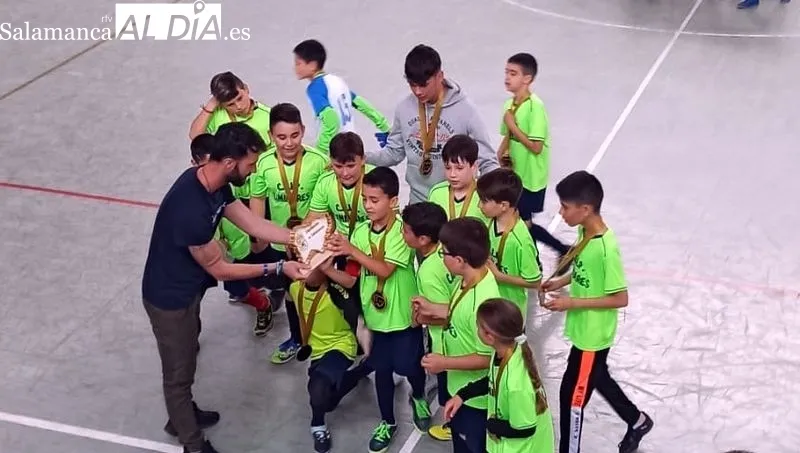 Foto 9 - El equipo benjam&iacute;n del colegio Liminares se proclama Campe&oacute;n del 'Torneo Primavera Diputaci&oacute;n de Salamancal'