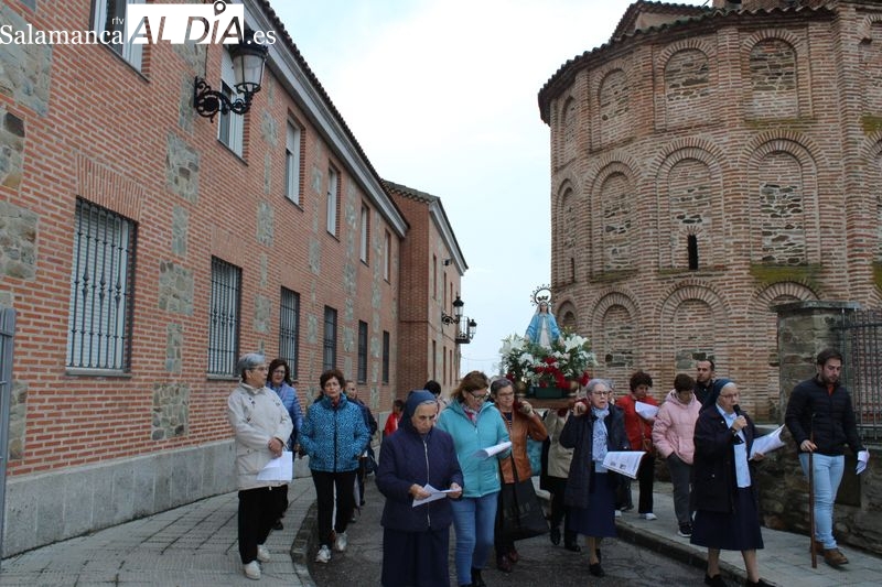 Foto 5 - La Virgen de la Milagrosa recorre las calles de Alba de Tormes por primera vez