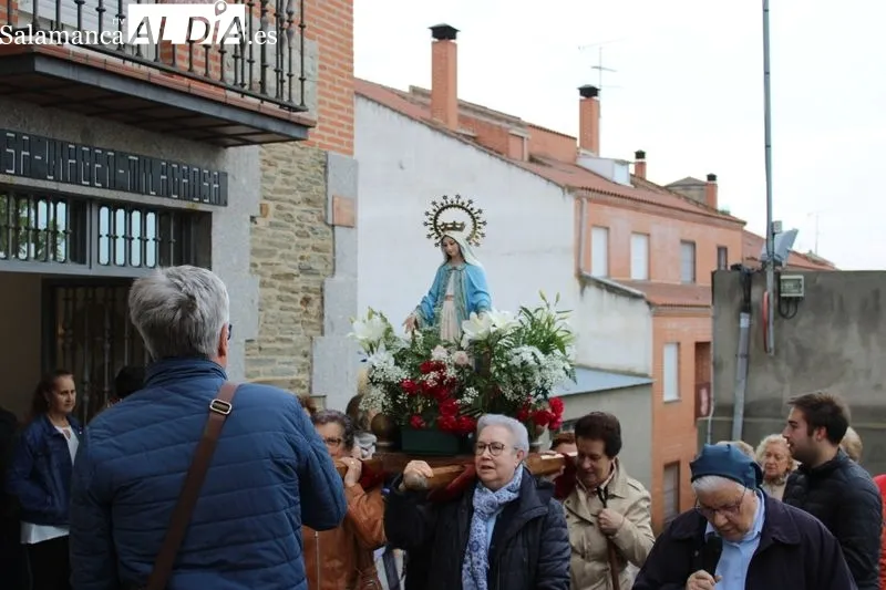 Foto 4 - La Virgen de la Milagrosa recorre las calles de Alba de Tormes por primera vez