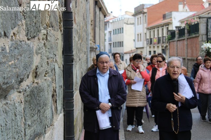 Foto 2 - La Virgen de la Milagrosa recorre las calles de Alba de Tormes por primera vez