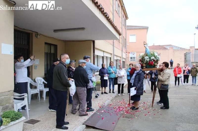 Foto 11 - La Virgen de la Milagrosa recorre las calles de Alba de Tormes por primera vez