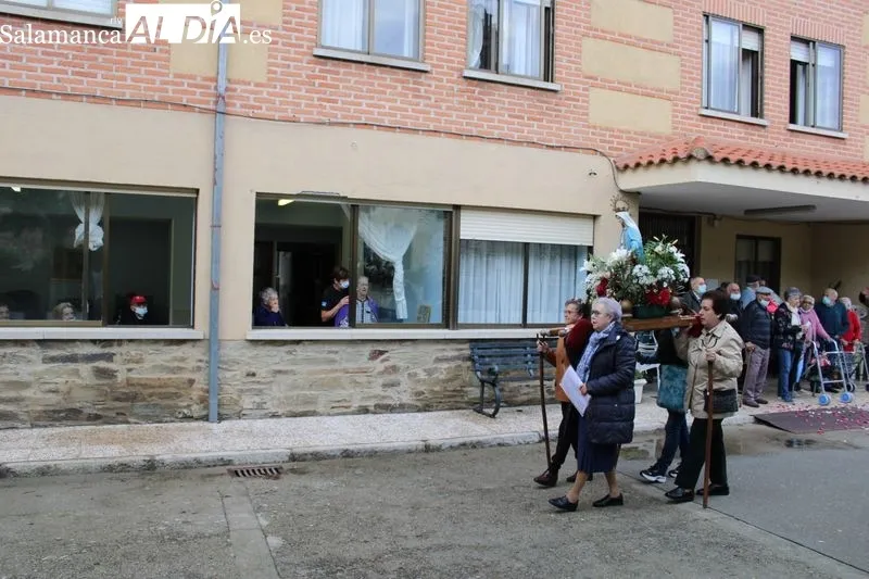 Foto 10 - La Virgen de la Milagrosa recorre las calles de Alba de Tormes por primera vez