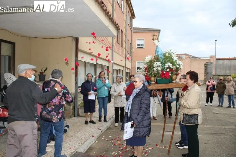 Foto 7 - La Virgen de la Milagrosa recorre las calles de Alba de Tormes por primera vez