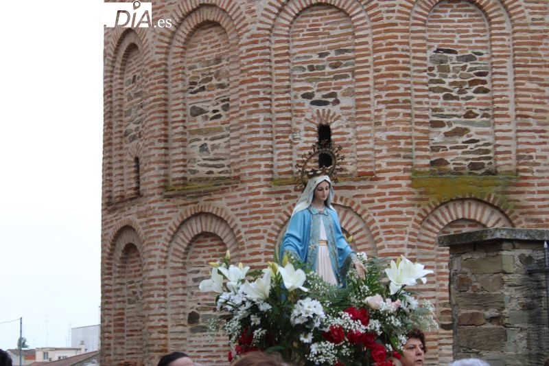 Foto 6 - La Virgen de la Milagrosa recorre las calles de Alba de Tormes por primera vez