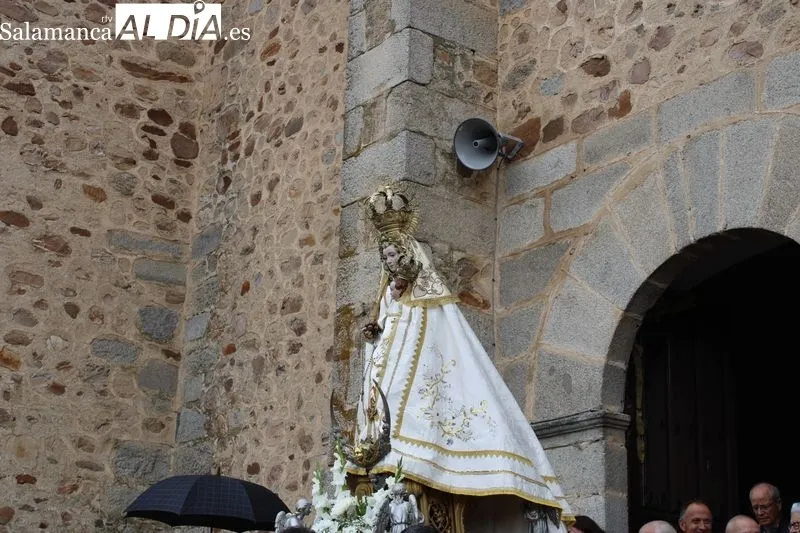 Foto 6 - Religi&oacute;n, fervor y fiesta reciben a la Virgen de Valdejimena
