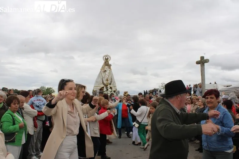 Foto 2 - Religi&oacute;n, fervor y fiesta reciben a la Virgen de Valdejimena
