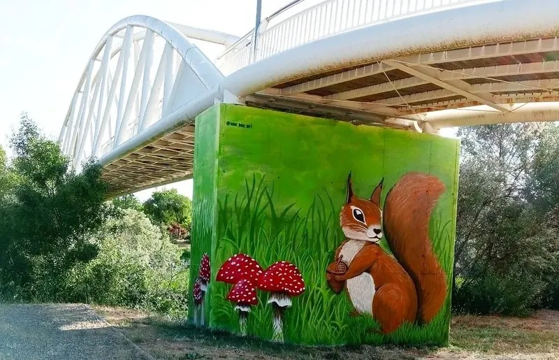 ‘Ría’, una ardilla roja europea diseñada por el artista santamartino Rober Bece en la isla del Soto, en Santa Marta