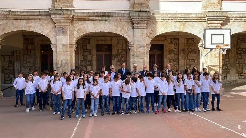 Visita del alcalde a uno de los centros educativos donde se han desarrollado estos talleres
