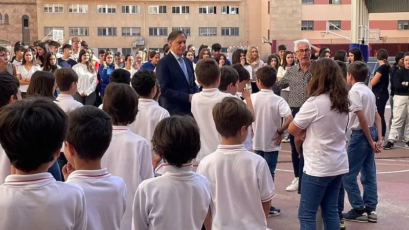 Visita del alcalde a uno de los centros educativos donde se han desarrollado estos talleres