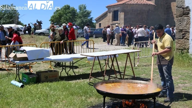 Tras los actos religiosos, el 14 de mayo habrá una gran paellada ofrecida por el Ayuntamiento en el Teso de la Ermita / CORRAL