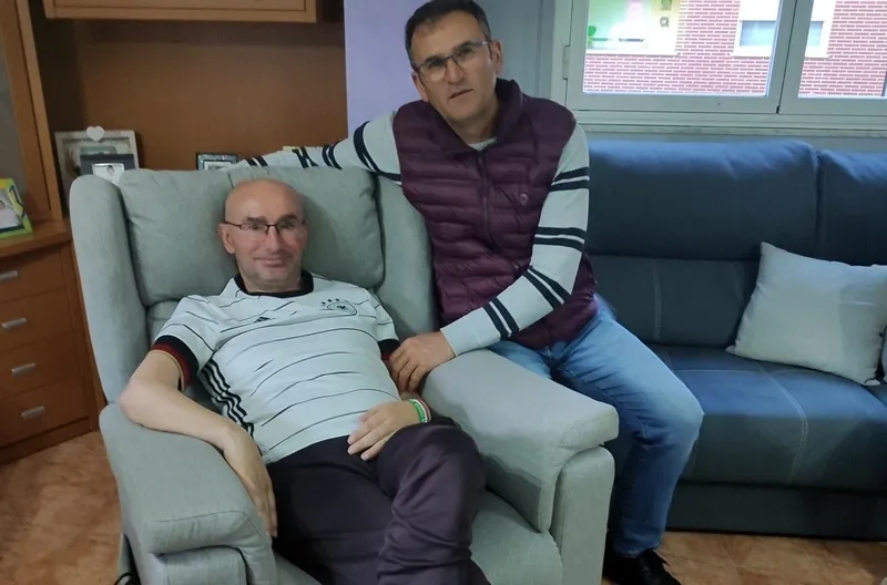 Ángel Jesús Agudo, presidente de Acylcab, con uno de los 40 salmantinos enfermos de ELA