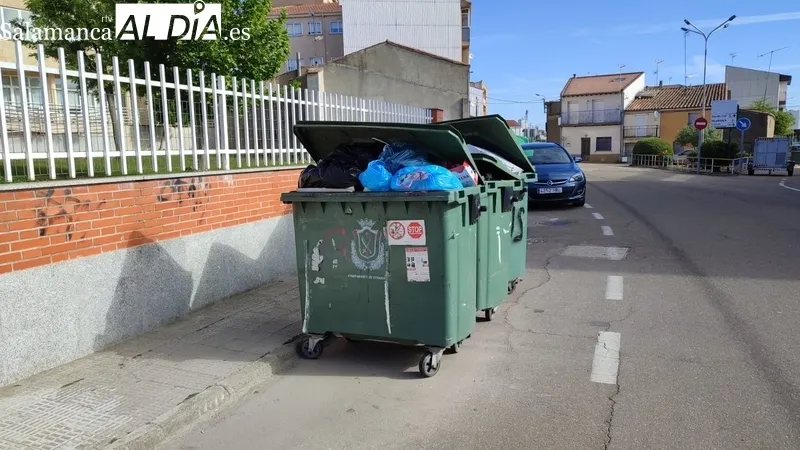 La alcaldesa asegura que la recogida de basura con la nueva empresa debía haber comenzado la mañana de este miércoles, pero se ha pospuesto a la tarde por un problema de organización de la empresa  / CORRAL 