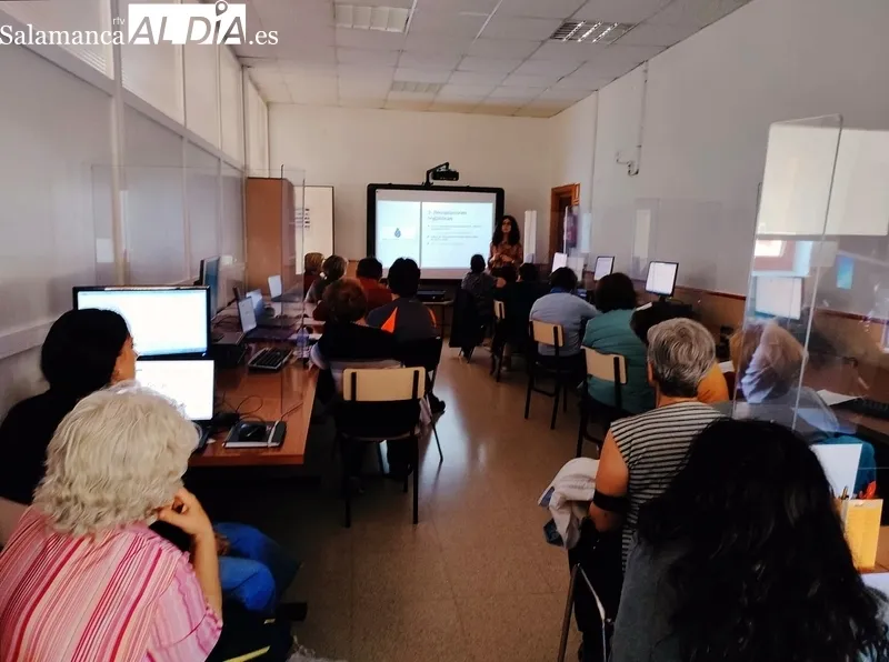 Taller 'Descubre tu historia' impartido por la historiadora Nuria Corral ayer jueves en Aldeadávila