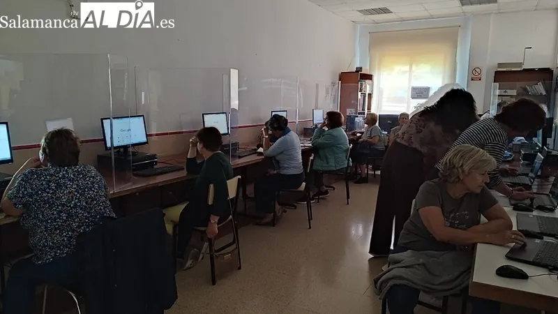 Taller 'Descubre tu historia' impartido por la historiadora Nuria Corral ayer jueves en Aldeadávila