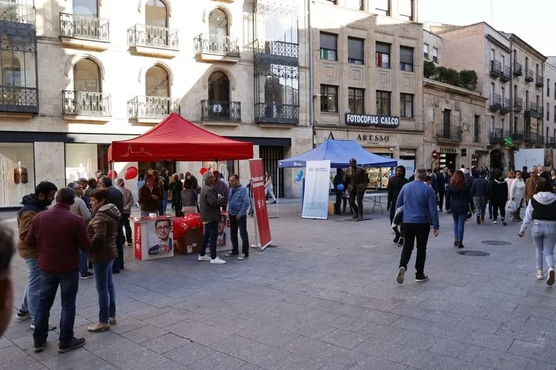 Foto 2 - Las habituales carpas electorales ya se sit&uacute;an en la plaza del Liceo