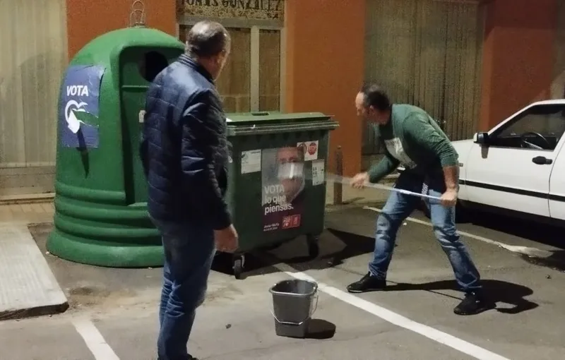 Pegada de carteles del PSOE en Vitigudino