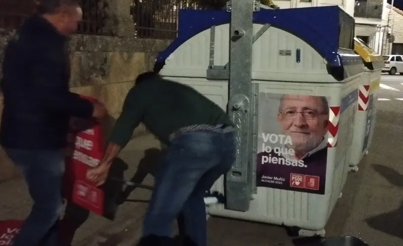 Pegada de carteles del PSOE en Vitigudino