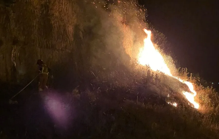 Foto 4 - Registrado de madrugada un incendio en el escarpe del Parador