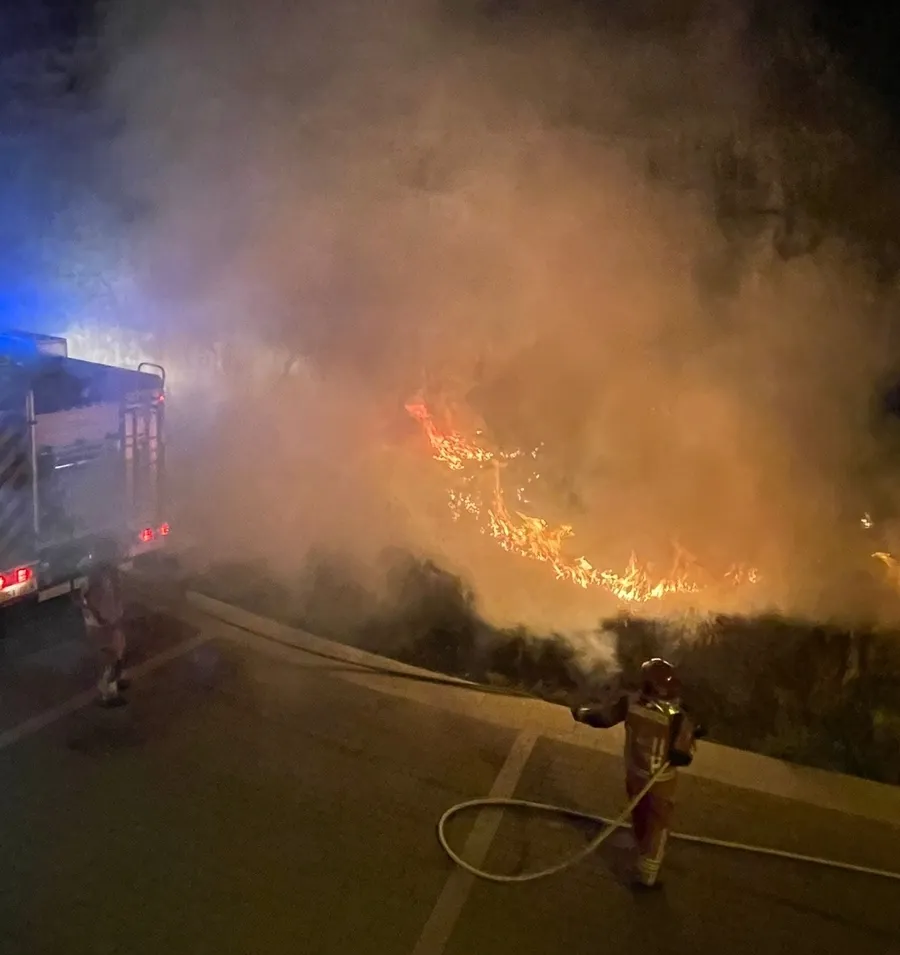 Foto 3 - Registrado de madrugada un incendio en el escarpe del Parador