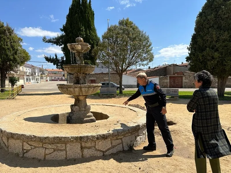 La alcaldesa, Luisa de Paz, comprobaba el funcionamiento de la fuente del parque S. M. El Viti