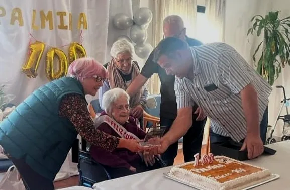 El alcalde, Amador del Molino, le hizo entrega de una placa por sus 100 años