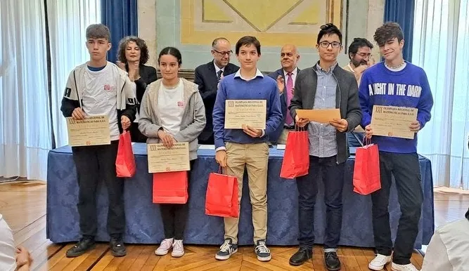 Óscar Torres Martín recibiendo ayer los galardones como campeón individual y por equipos en la categoría de 4º de la ESO / FOTOS: @socylemsalaman1