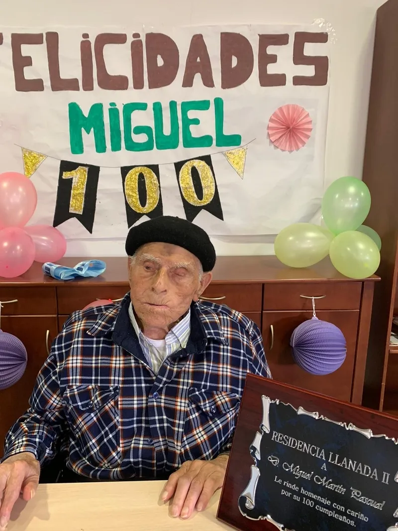 Miguel Martín Pascual celebra su 100 cumpleaños en la residencia La Llanada II de Aldeadávila