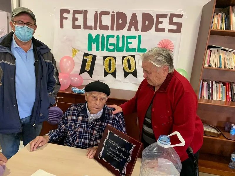 Miguel Martín Pascual celebra su 100 cumpleaños en la residencia La Llanada II de Aldeadávila